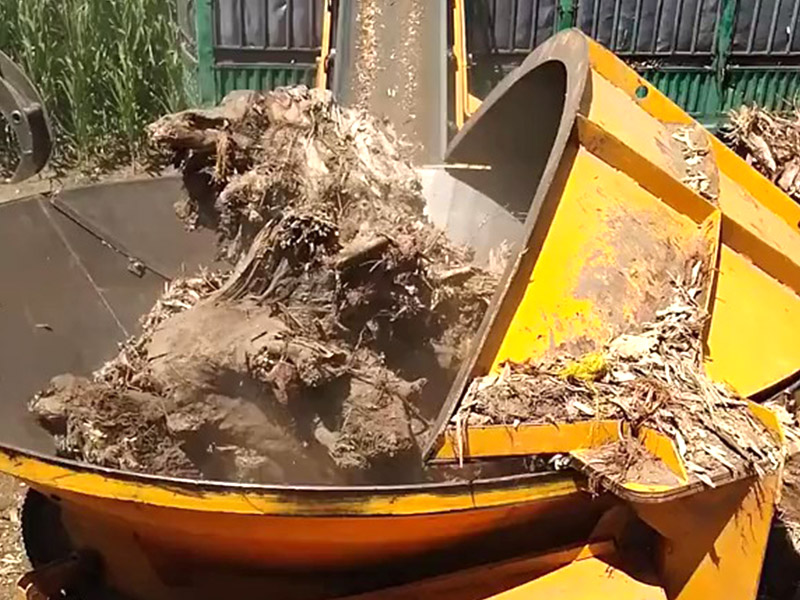 樹根粉碎機(jī).jpg 樹根粉碎機(jī).jpg