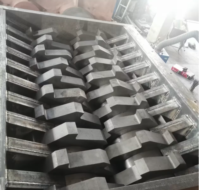 金屬撕碎機(jī),金屬撕碎機(jī)的出料尺寸,金屬撕碎機(jī)刀片 金屬撕碎機(jī),金屬撕碎機(jī)的出料尺寸,金屬撕碎機(jī)刀片