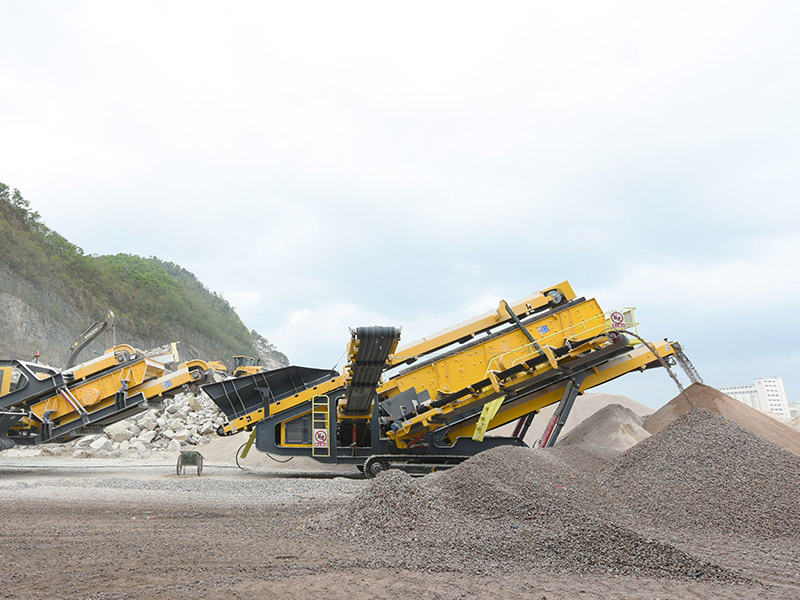 履帶式篩分移動(dòng)破碎站.jpg 履帶式篩分移動(dòng)破碎站.jpg